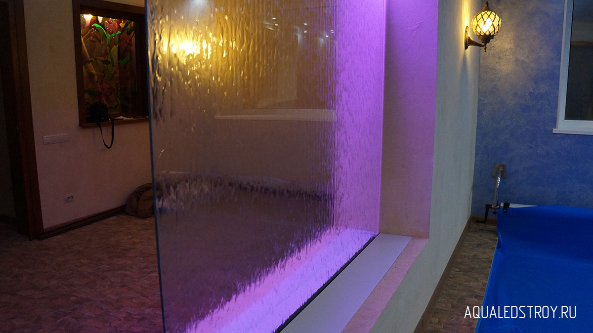 Зонирование пространства при помощи водопада по стеклу в зоне СПА